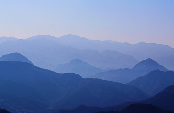 阴天群山重叠特写