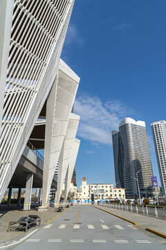 仰视现代建筑街景