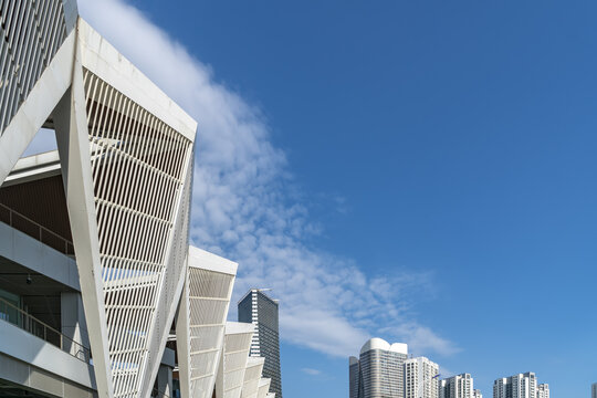 仰拍金融区建筑局部特写