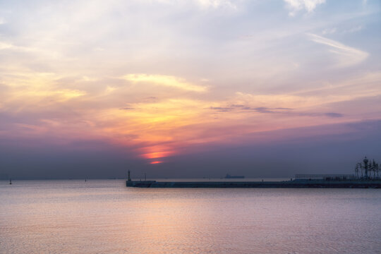 海洋海景防浪堤和天空云彩