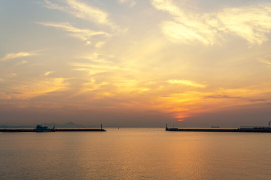 海岸线防浪堤和黄昏日落