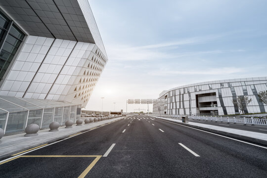 前进的道路和城市景观