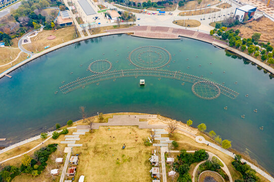 航拍郑州月湖公园月牙形湖泊