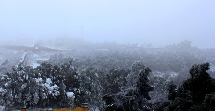 雪中白兆山