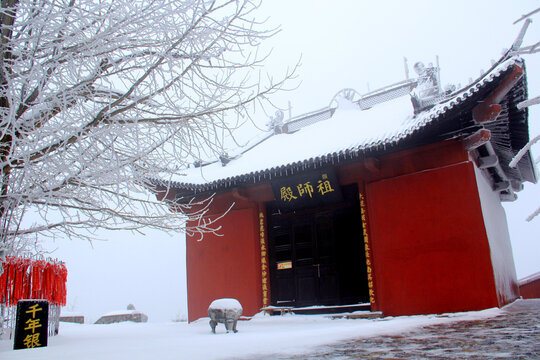 白兆山祖师殿雪景