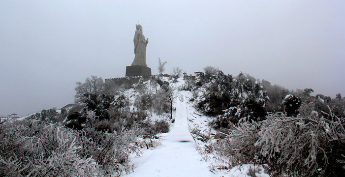 李白塑像雪景