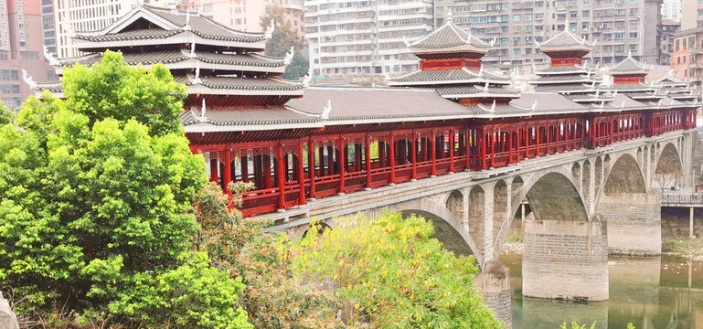 水上的贵州锦屏风雨桥