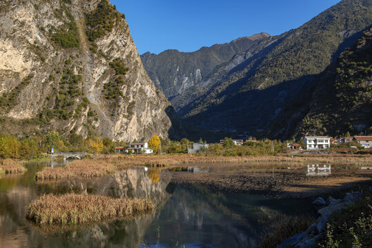 秋色湖泊河流悬崖峭壁