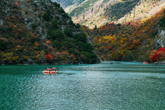 秋色湖泊河流悬崖峭壁