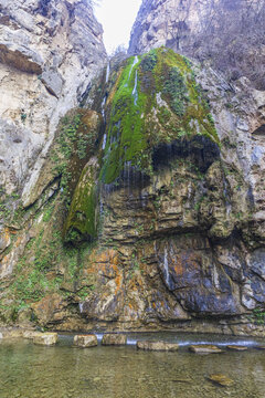 山西运城青苔依山石流水戏其间