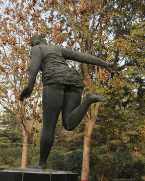 接力赛女运动员雕像