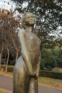 公园少女雕像
