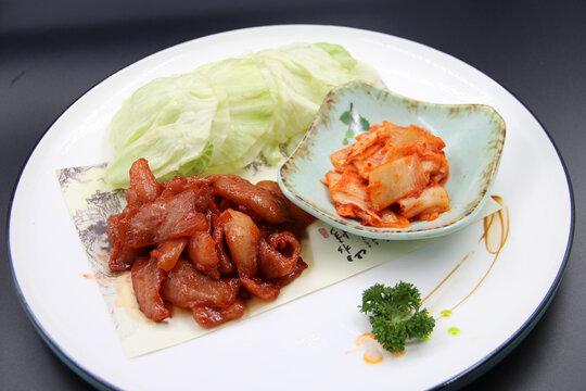 韩式烤肉配泡菜