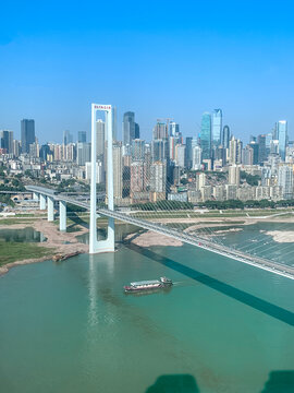 轮船穿过重庆南纪门轨道大桥
