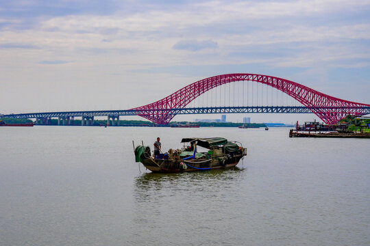 明珠湾大桥与渔船