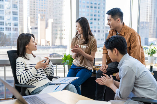 年轻商务人士在办公室开会