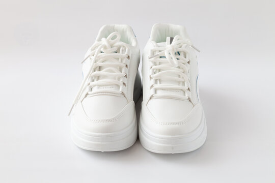 休闲运动鞋在白色的背景上