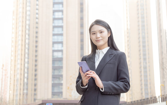 街头西装女性使用手机