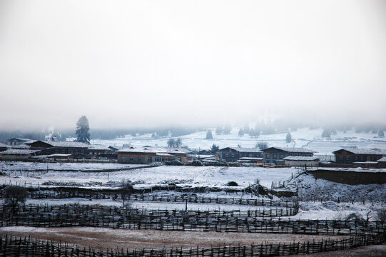 雪中扎西岗村