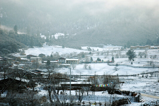 雪中扎西岗村