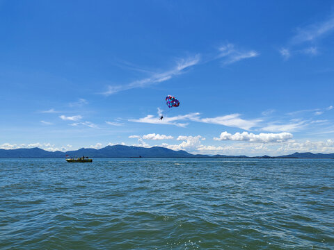 海上降落伞海上飞翔游玩