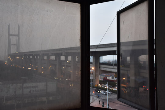 玻璃窗外的闵浦大桥