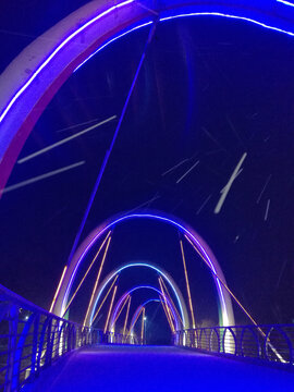冬雪夜雪花飘洒彩灯桥