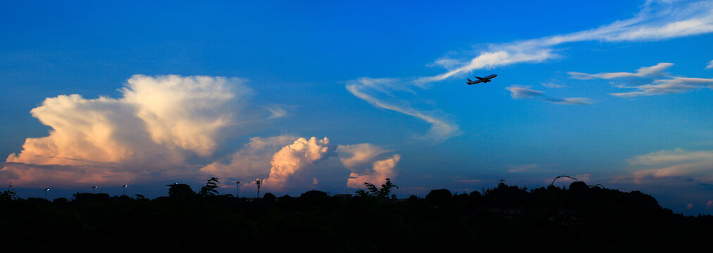 云彩与飞机