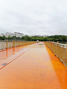 橙色的浮桥桥面