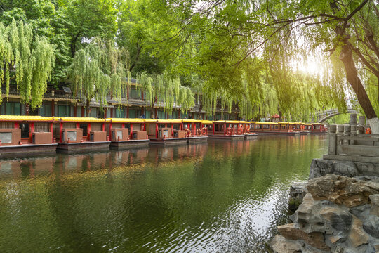 济南大明湖湖畔街景