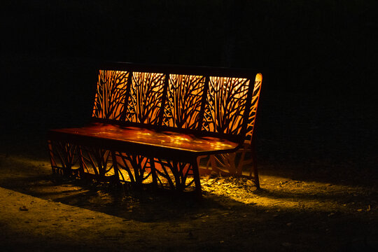 黑夜中的椅子