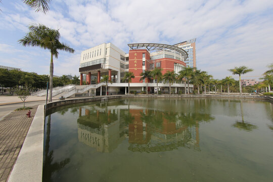 闽南师范大学逸夫图书馆倒影