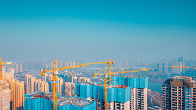 夕阳下城市建组施工吊机