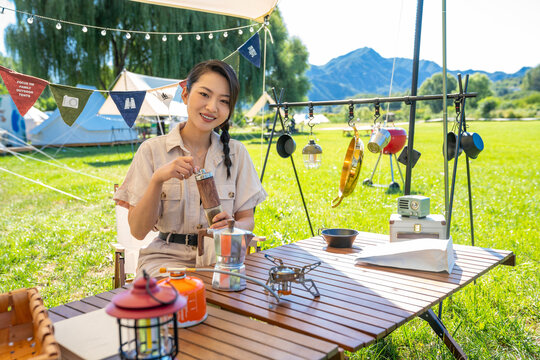 女孩坐天幕下研磨咖啡