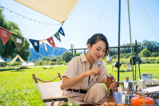 女孩坐天幕下研磨咖啡