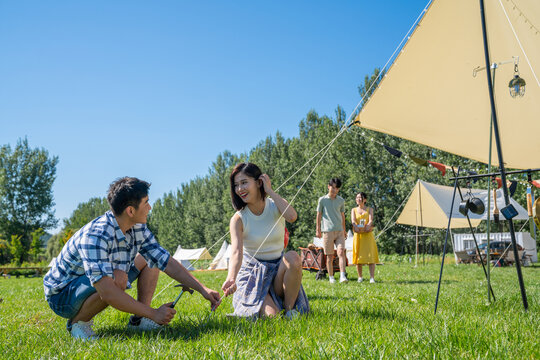 一群人露营地搭建天幕