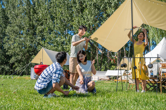 一群人露营地搭建天幕