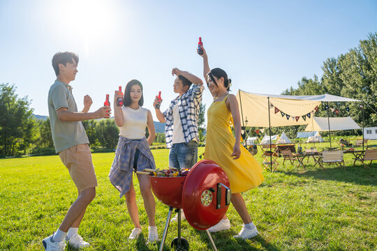 一群人在露营地野餐