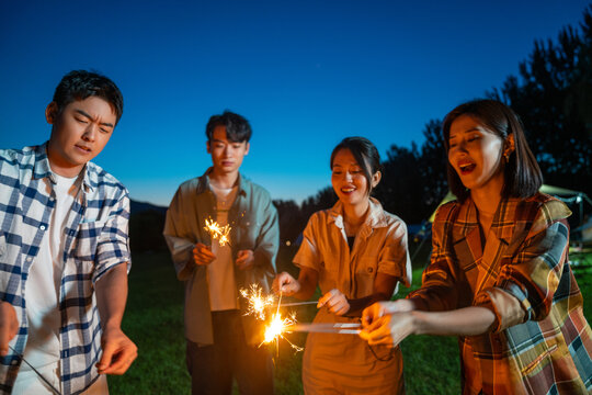 一群人在露营地放烟花