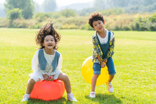 两个小孩在草地上做游戏