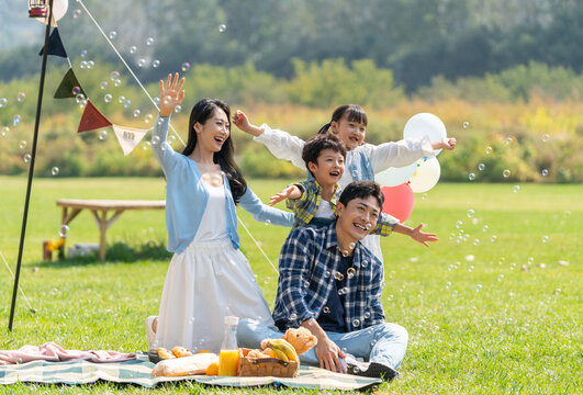 一家人在露营地野餐