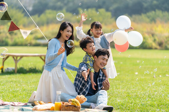 一家人在露营地野餐