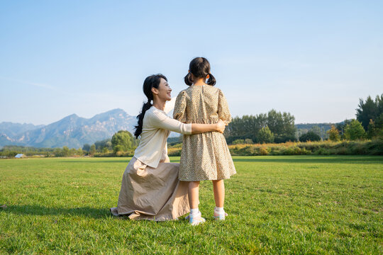 妈妈和女儿在草地上拥抱