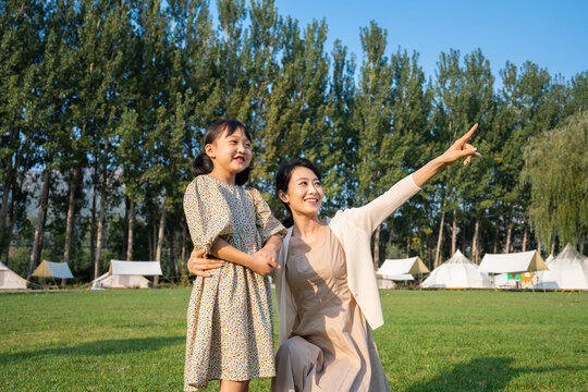 妈妈和女儿在草地上拥抱