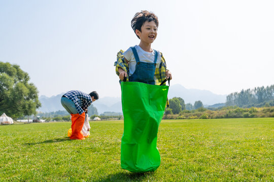 爸爸和孩子在草地上做游戏