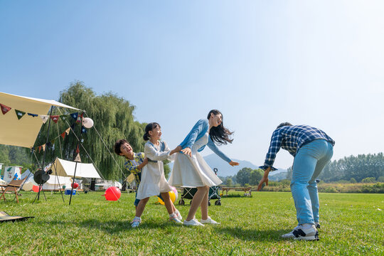 一家人在草地上开心地做游戏