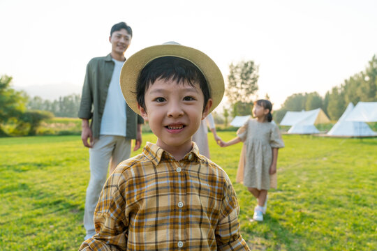 一家人在露营地玩耍