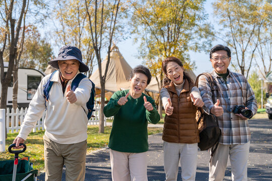 一群中老年人在房车露营地度假