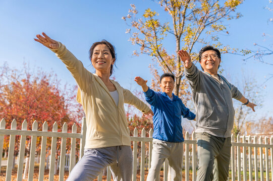 一群中老年人伸展健身