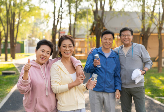 一群中老年人户外健身